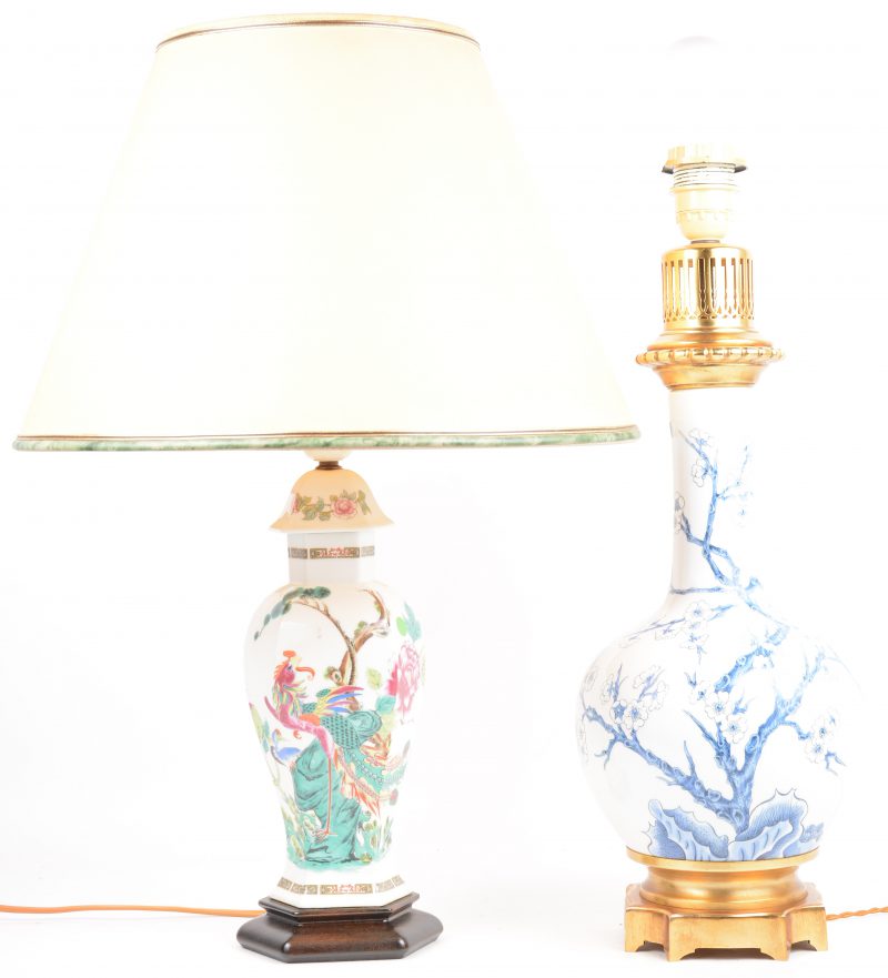 Twee verschillende vazen van meerkleurig Chinees porselein, beide gemonteerd als lampvoet.