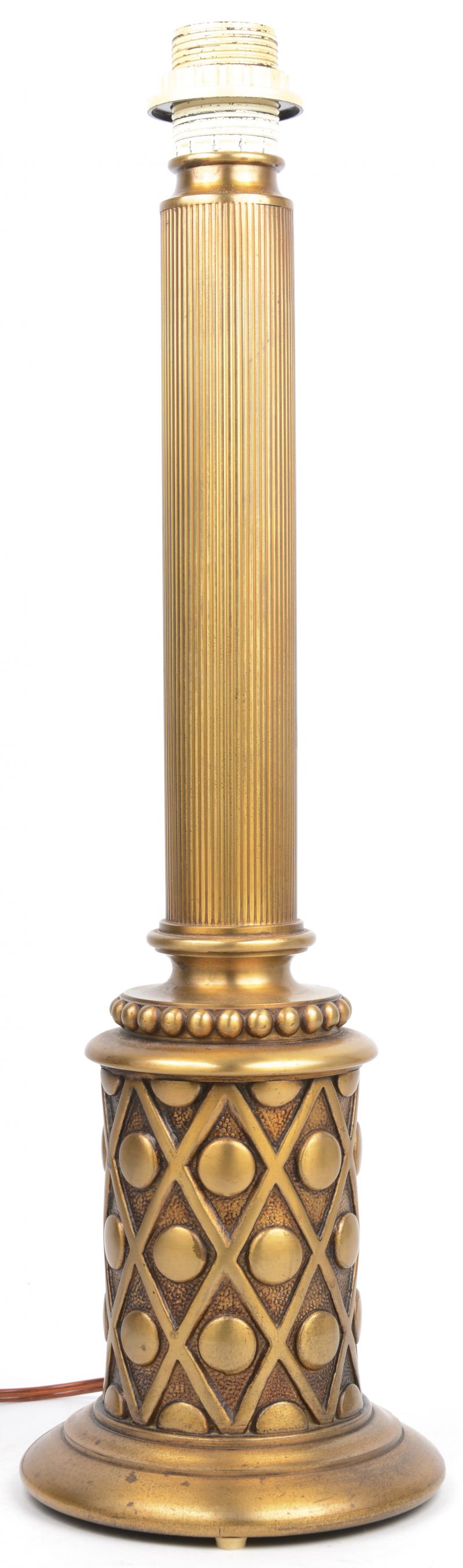 Een zuilvormige bronzen lampvoet. Zonder kap.