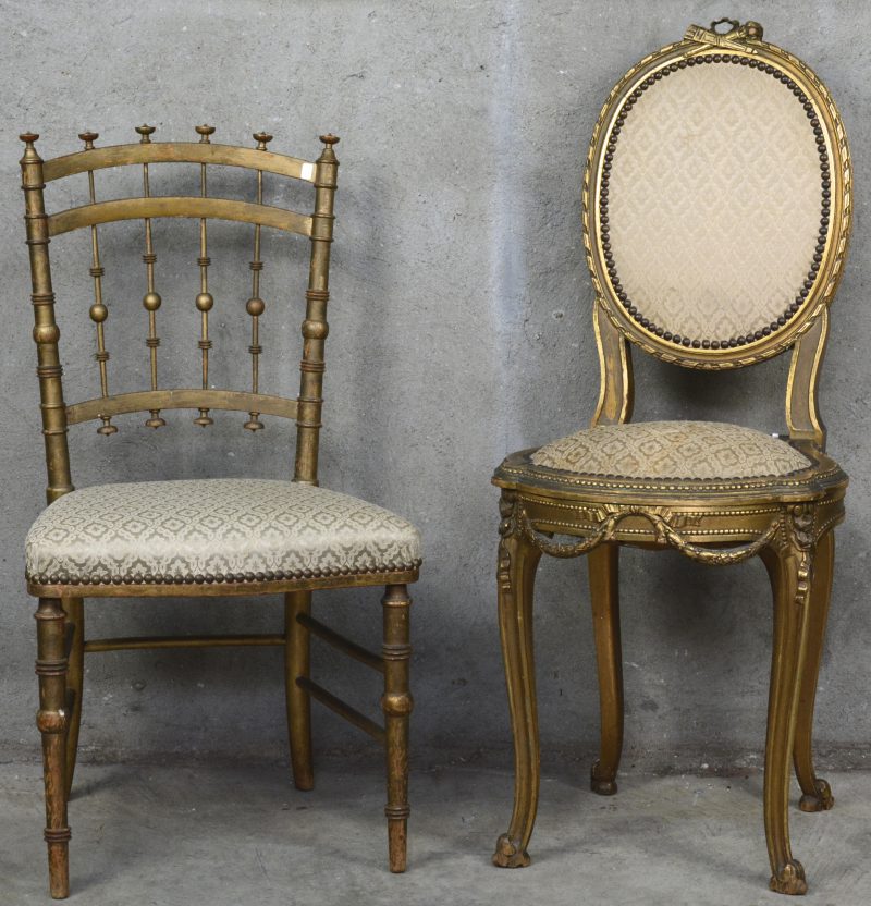 Twee verschillende goudgepatineerde houten stoeltjes, waarbij één in Lodewijk XVI-stijl.