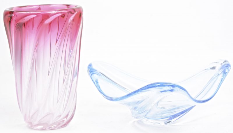 Een vaas en een schaal van resp. roze en blauw kristal. Beide gemerkt.