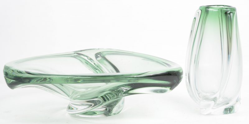 Een vaas en een schaal van groen kristal. Beide gemerkt.