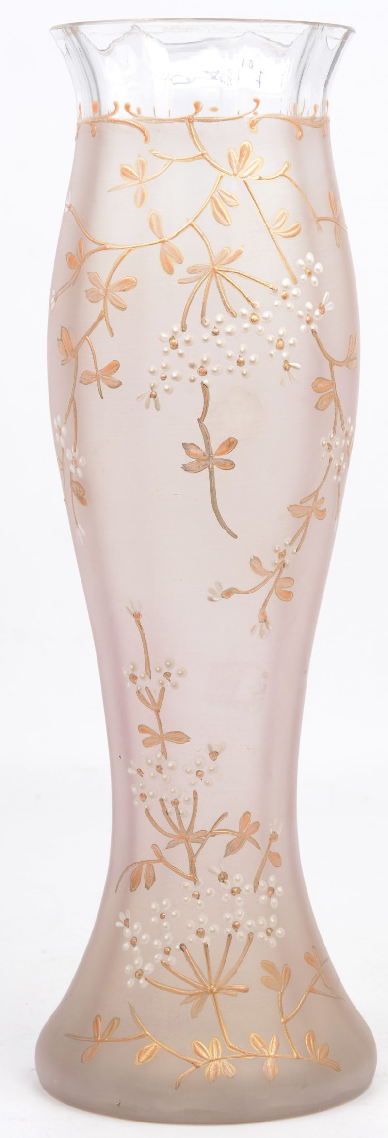 Een antieke vaas van gesatineerd roze glas, versierd met een handgeschilderd bloemendecor.