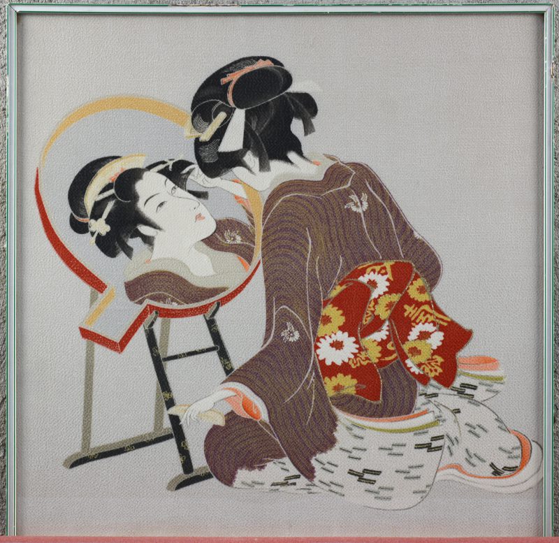 “Geisha met spiegel”. Een tekening op textiel. Beschadiging aan de kader.