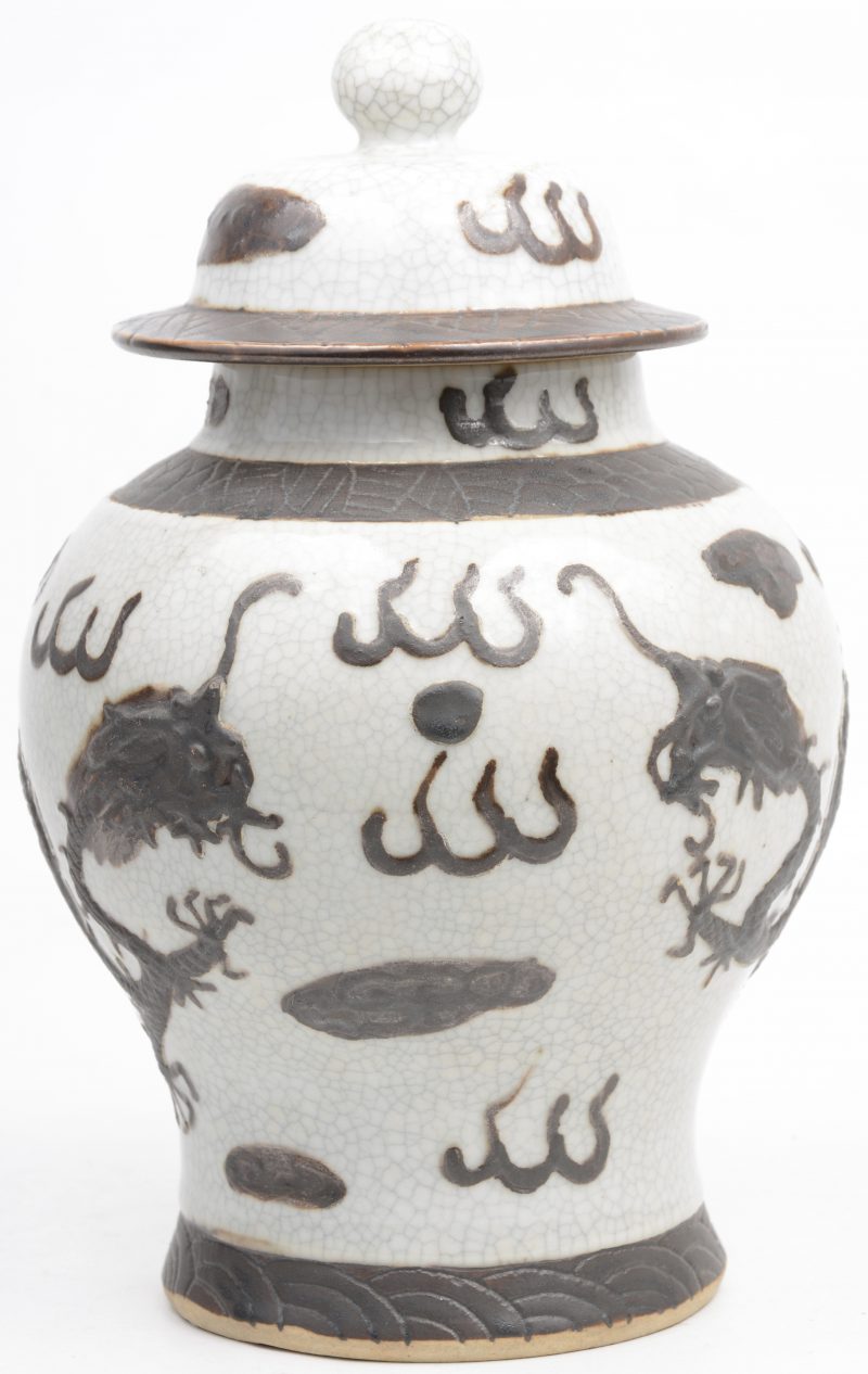Een dekselvaas van Nankin-aardewerk, versierd met een drakendecor in reliëf. Onderaan gemerkt.