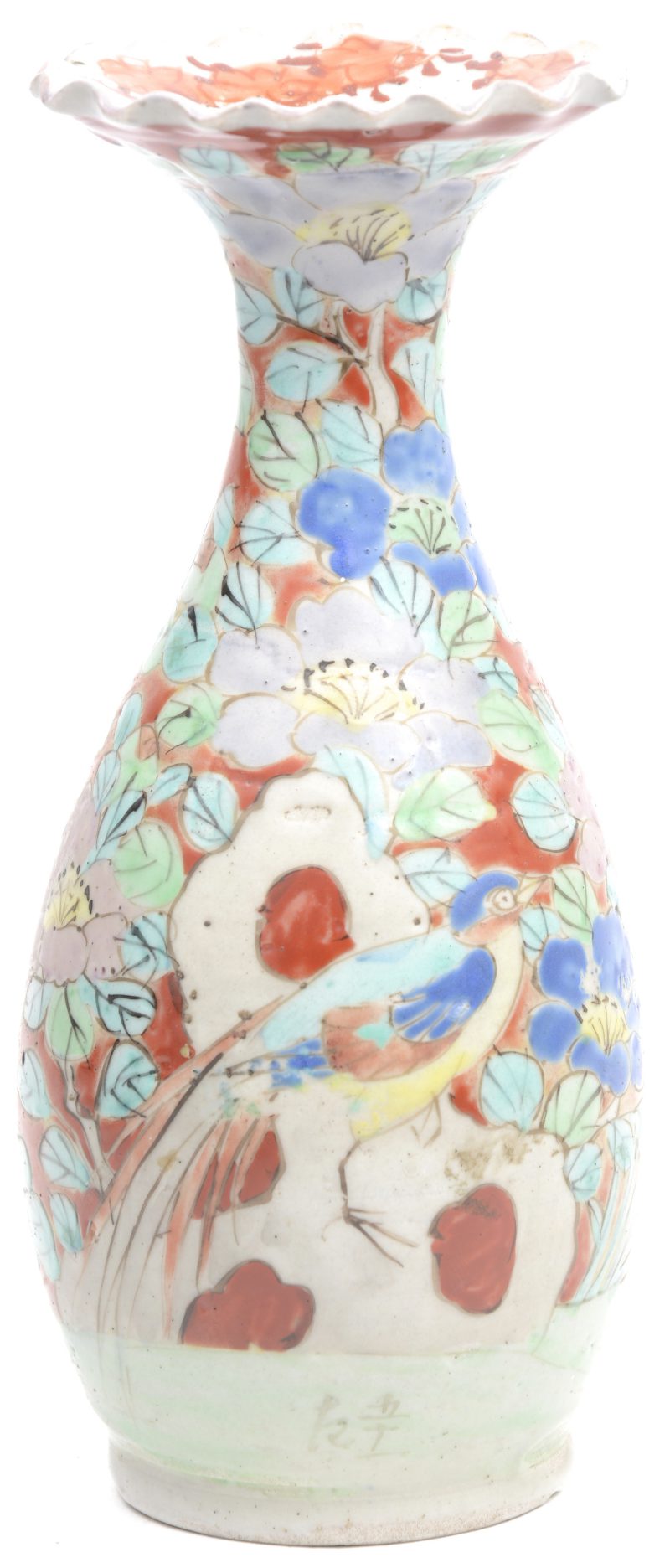 Een Japans kraagvaasje van Japans porselein, versierd met een meerkleurig bloemendecor. Onderaan gemerkt.