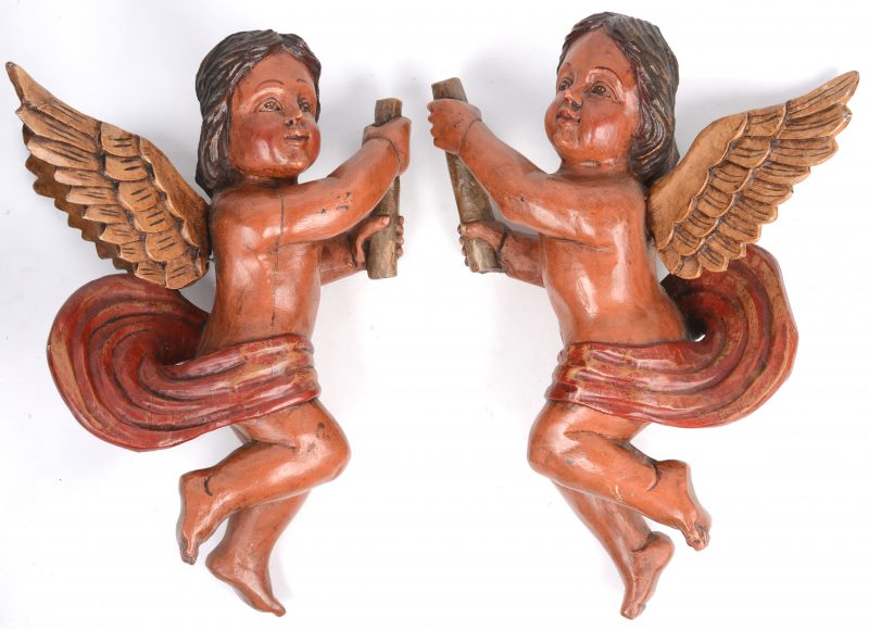 Een paar gebeeldhouwde en gepolychromeerde houten engelen.