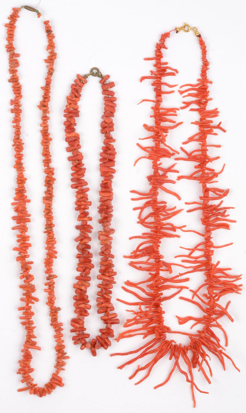 Drie verschillende halssnoeren van rood koraal.