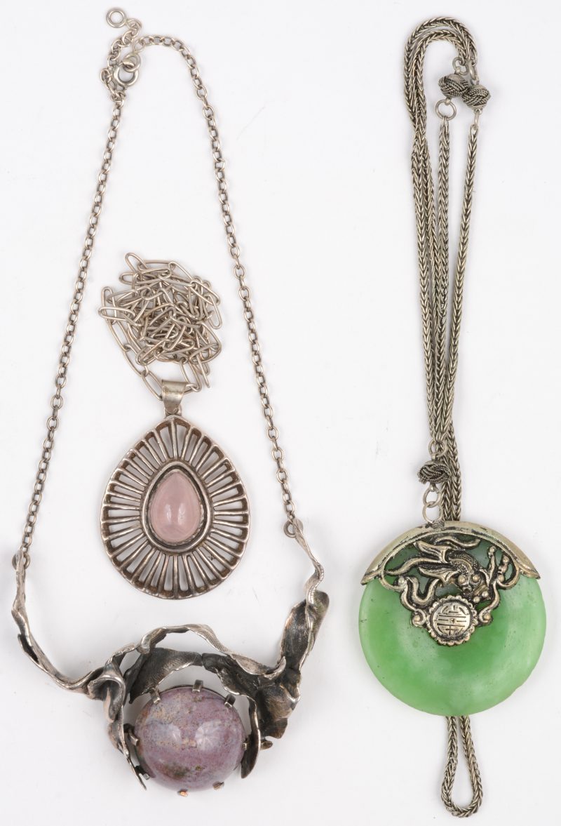 Drie verschillende halssnoeren van zilver bezet met jade, roze kwarts en een trommelsteen.