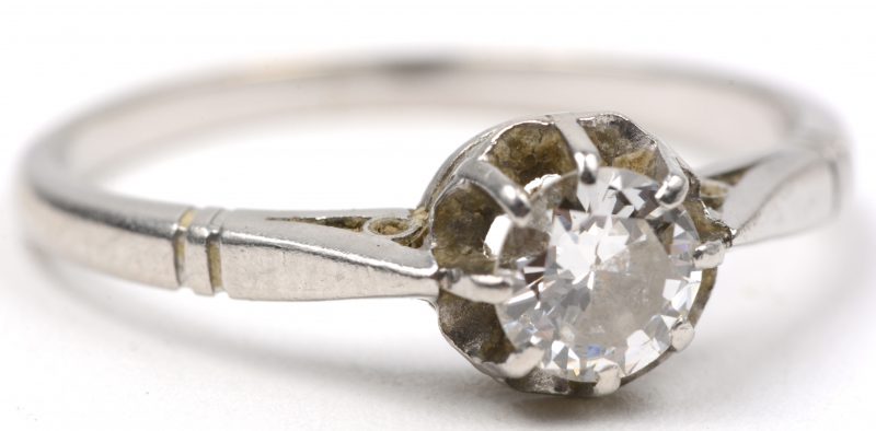 Een 18 karaats wit gouden ring bezet met een diamant van ± 0,30 ct.