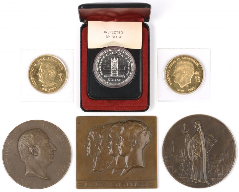 Drie bronzen plaquettes: La dinasty Belge (C. De Vreese). U.L.B. 1834-1993.Forest - Vorst. Een Canadeese dollar. Herdenking Elisabeth II. 1952 1977. (500 ‰). Twee herdenkingsmunten Boudewijn I en Abert II.