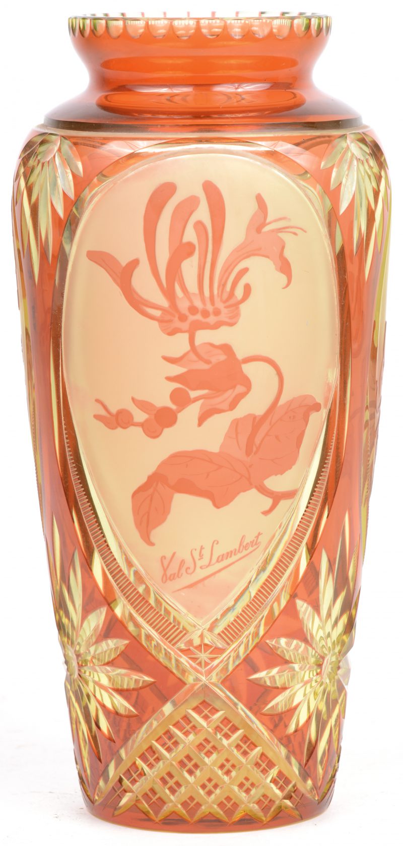 Een kristallen amberkleurige vaas versierd met bloemen. Gesigneerd op de buik.