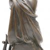 “De Luitspeelster”. Een bronzen beeld. Gesigneerd.