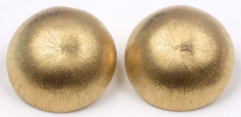 Een paar 18 karaats geel gouden bolvormige oorbellen.
