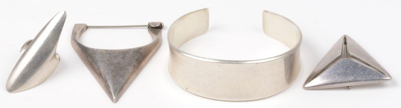 Een ring met bijpassende armband, hanger en broche van 925 ‰ zilver. Gemerkt.
