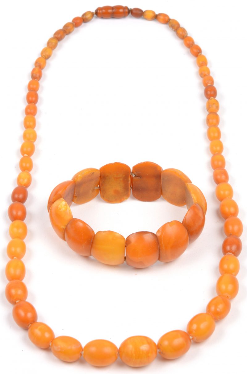Een halssnoer met bijpassende armband van amber.
