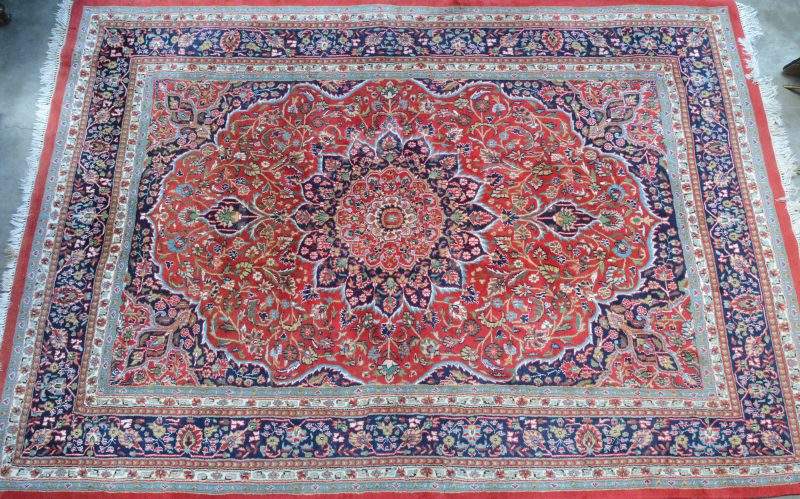 Een handgeknoopt Indisch wollen tapijt met Anguri (druiven)-motief.