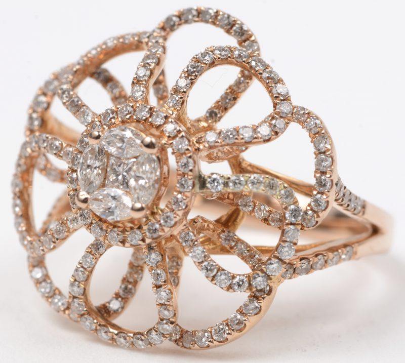 Een 18 karaats roze kleurige ring bezet met diamanten princes en markies met een gezamenlijk gewicht van ± 2 ct.