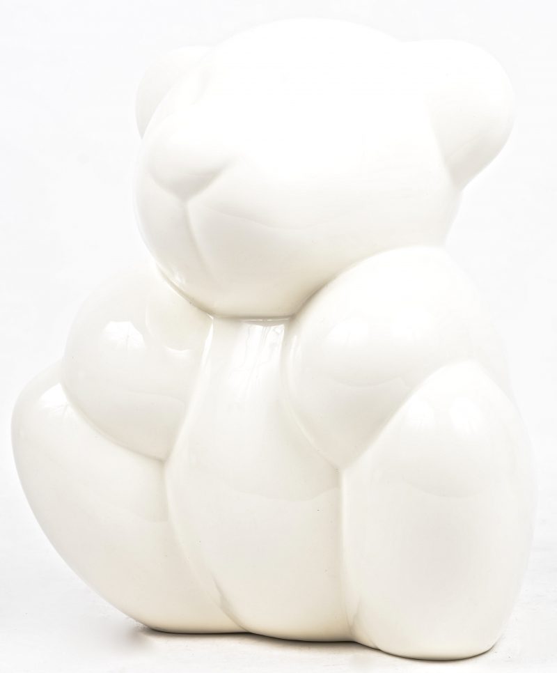 Een beer van wit porselein uit de reeks ‘Fast Affection’ naar ontwerp van Rik Delrue. Onderaan gemerkt.