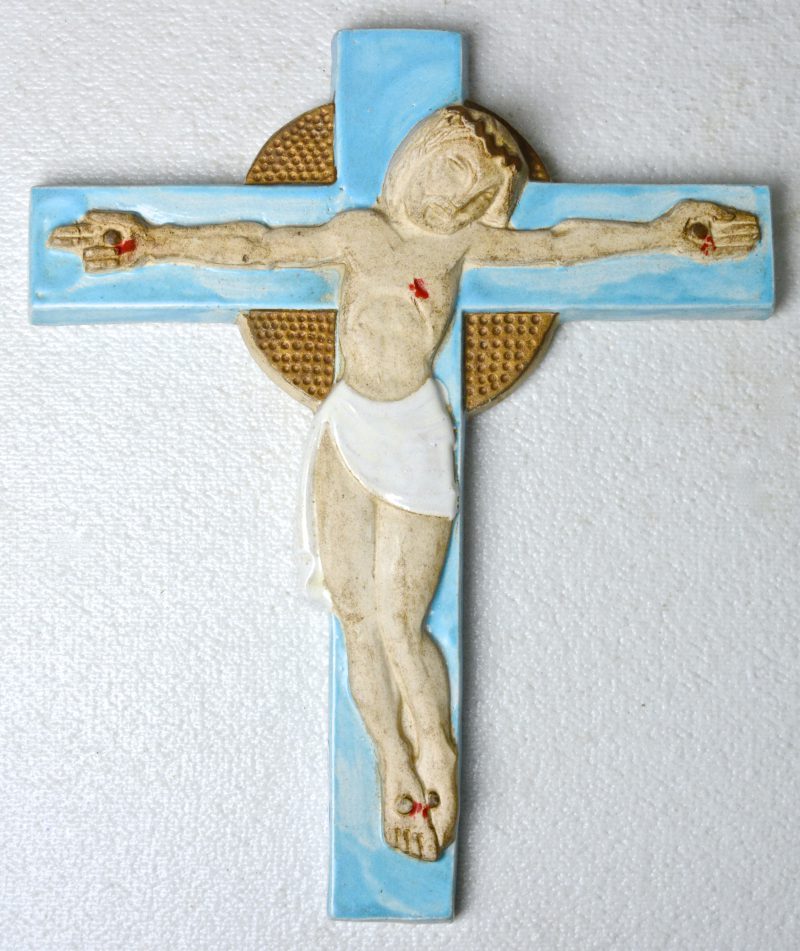 Een Christus aan het kruis van Belgisch steengoed. Gemerkt achteraan