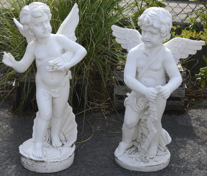 Een paar tuinbeelden van wit composiet in de vorm van engelen.