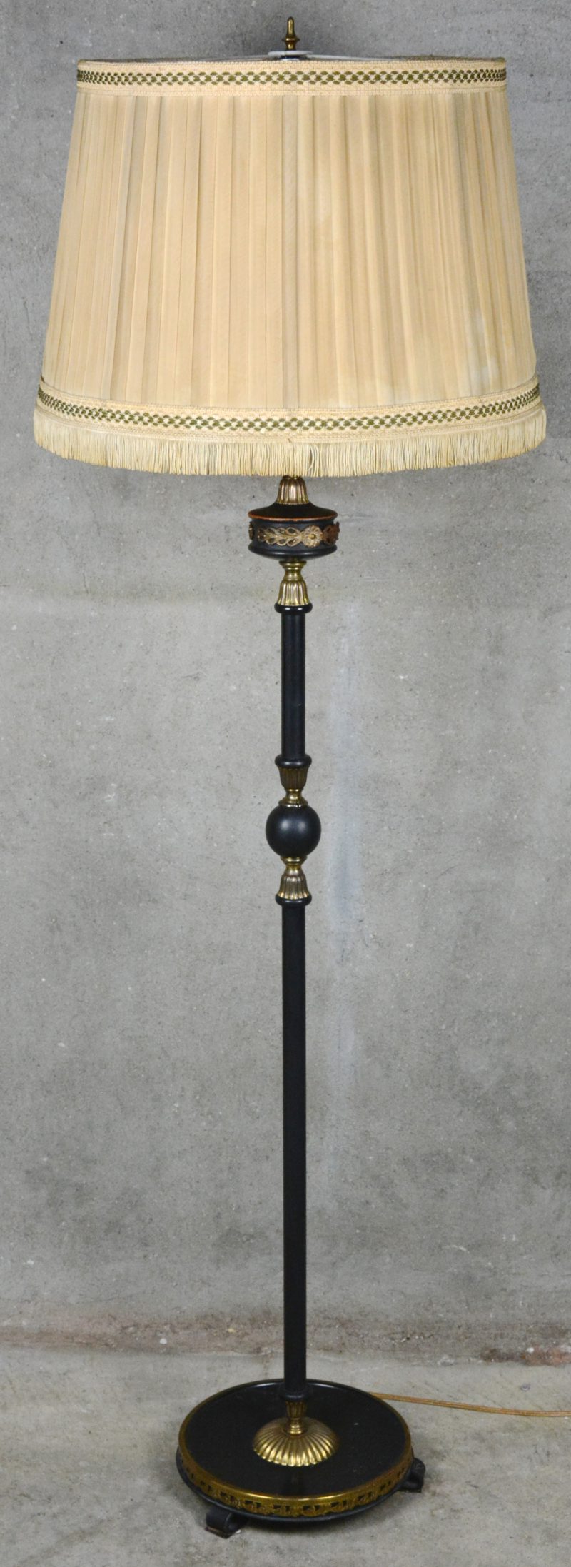 Een lampenvoet van deels zwartgepatineerd koper in Empirestijl.