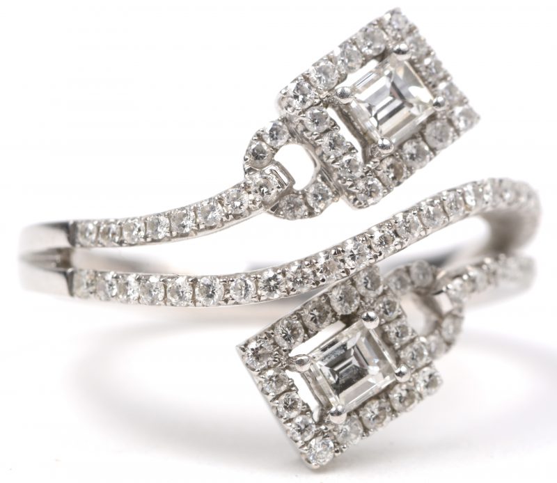 “Toi et Moi”. Een 18 karaats wit gouden ring bezet diamant baguetten en briljanten met een gezamenlijk gewicht van ± 0,84 ct.