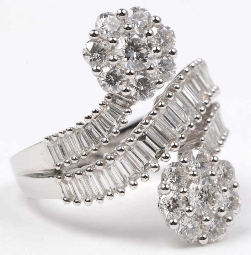“Toi et Moi”. Een 18 karaats wit gouden ring bezet met diamanten en baguetten met een gezamenlijk gewicht van ± 2,27 ct.
