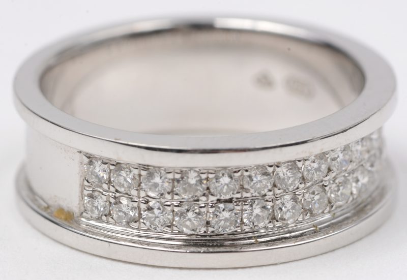 Een 18 karaats wit gouden ring bezet met briljanten met een gezamenlijk gewicht van ± 0,52 ct.