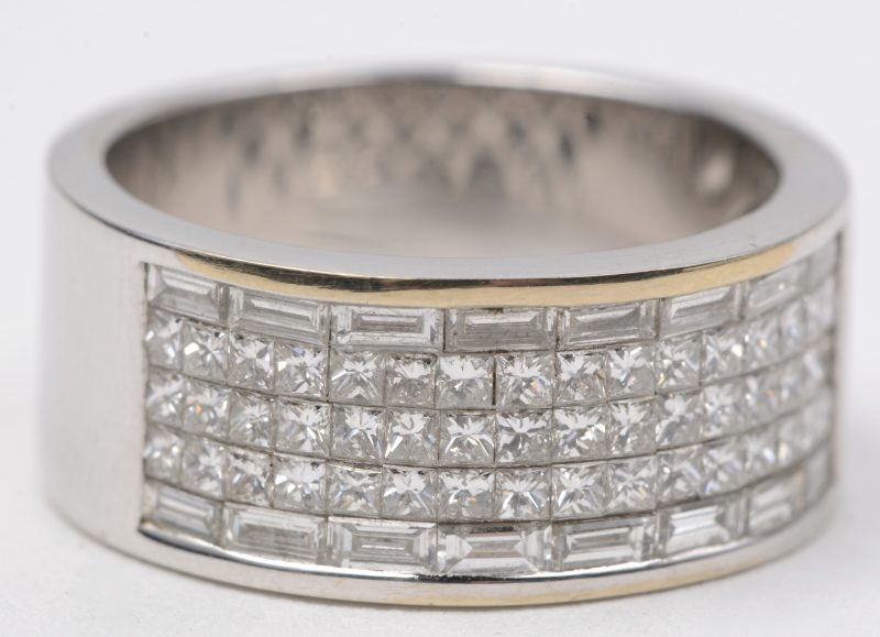 Een 18 karaats wit gouden ring bezet met diamant princessen en baguetten met een gezamenlijk gewicht van ± 1,52 ct.