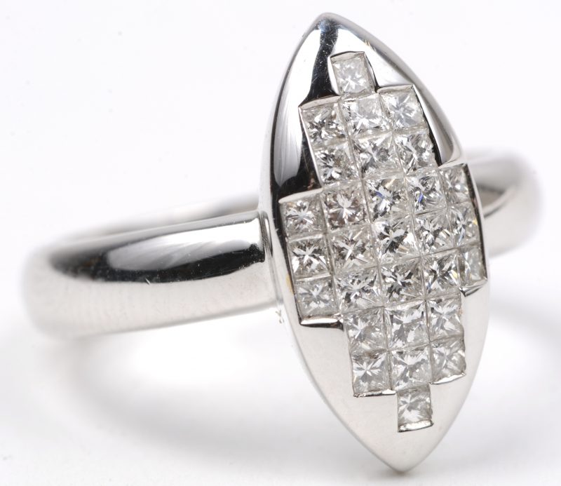 Een 18 karaats wit gouden ring bezet met diamant princessen met een gezamenlijk gewicht van ± 0,68 ct.