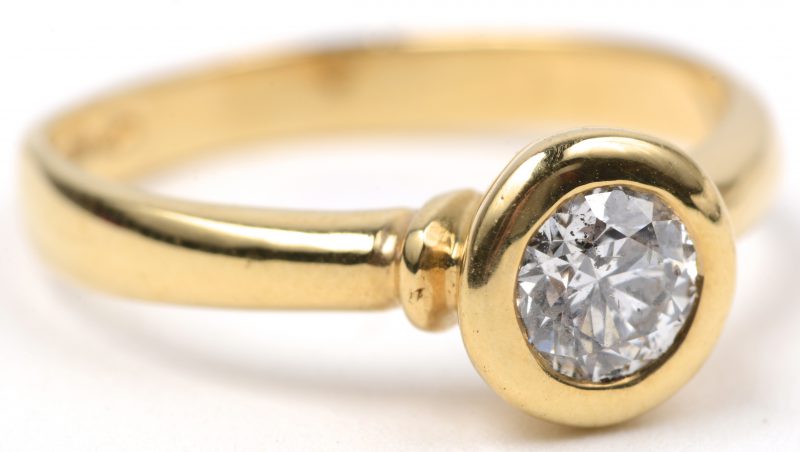 Een 18 karaats geel gouden ring bezet met een solitair van ± 0,57 ct.