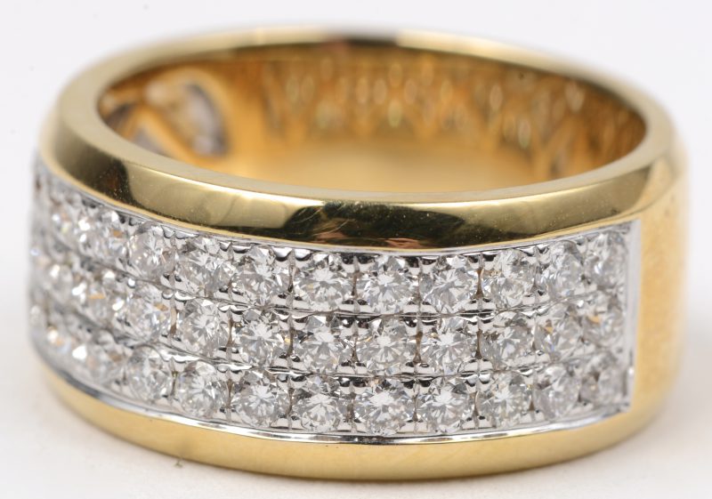 Een 18 karaats geel gouden ring bezet met briljanten met een gezamenlijk gewicht van ± 1,42 ct.