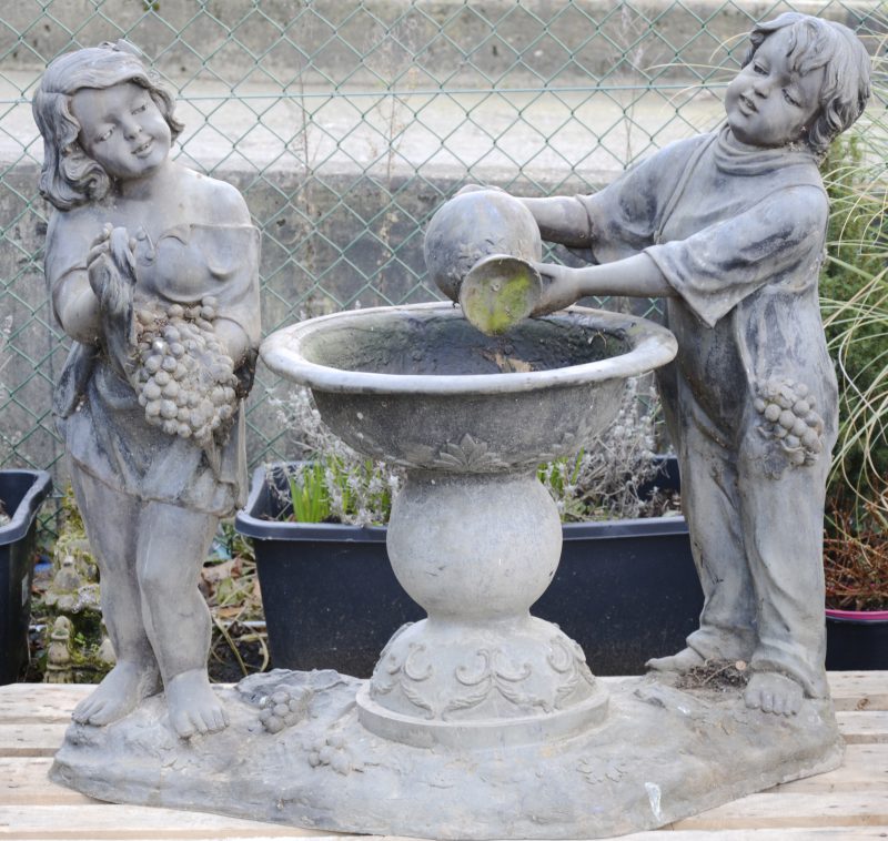 Een bronzen waterbassin met twee kindjes.