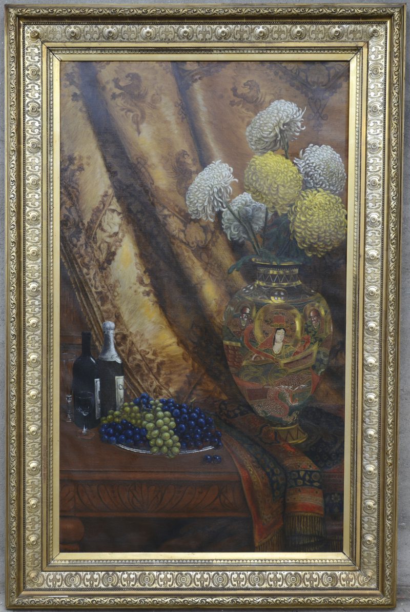 “Stilleven met bloemen in een Satsumavaas, druiven en wijn. Olieverf op doek. Gesigneerd.