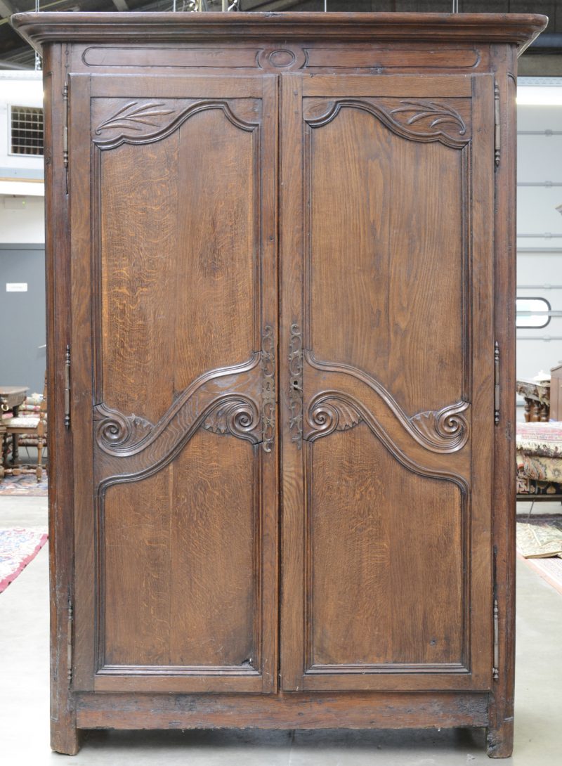 Een eikenhouten garderobe met twee gemoulureerde deuren. XIXe eeuw.