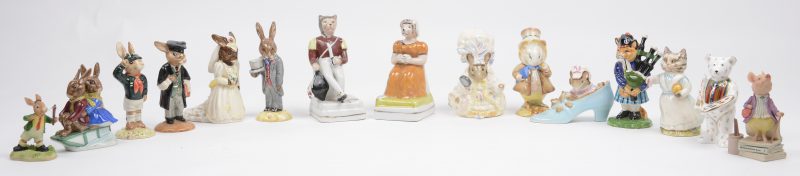 Een lot van vijftien meerkleurig porseleinen beeldjes, waarbij zes naar de verhalen van Beatrix Potter. Allen met Britse merken.