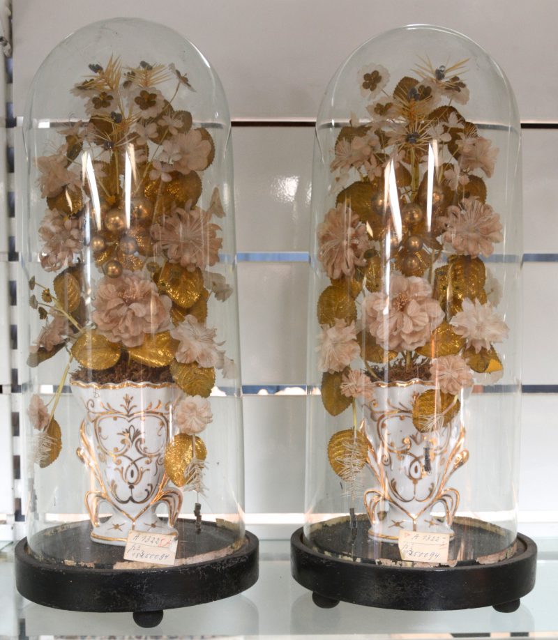 Een paar glazen stolpen (schade) op houten sokkel, waarin twee Vieux Bruxelles hoornvaasjes met bloemstukjes. XIXde eeuw.