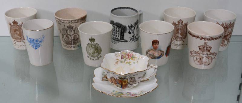 Zeven herdenkingsbekers van Engels aardewerk m.b.t. de Britse koninklijke familie. Daarbij drie diverse koppen m.b.t. het jubileum van Queen Victoria.