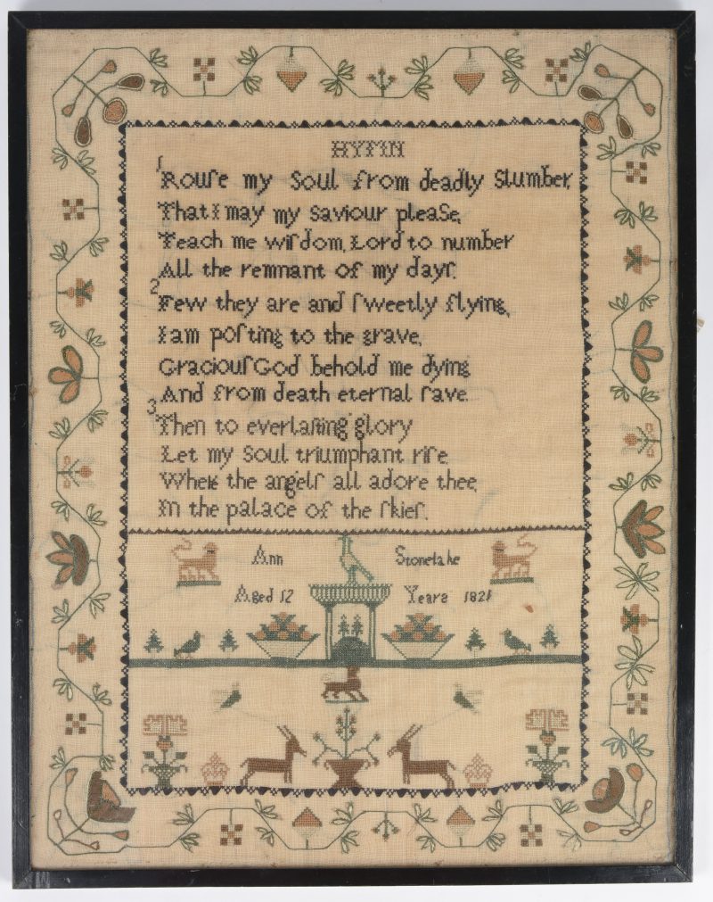 Een proeflap met een hymne (’Rouse my soul from deadly slumber...”, bloemen en dieren in naald-en borduurwerk. Aged 12, Year 1821.