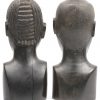 Een paar gebeeldhouwde Afrikaanse bustes van hardhout.