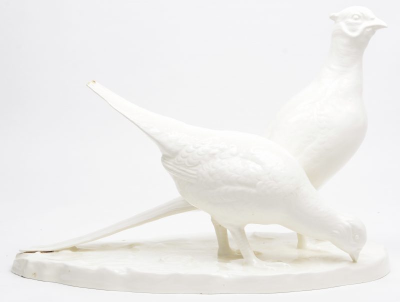 Een groep van monochroom wit porselein in de vorm van twee fazanten. De staartenbeschadigd.