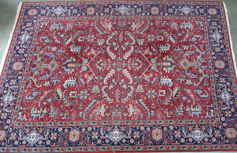 Een handgeknoopt Perzisch wolen tapijt.