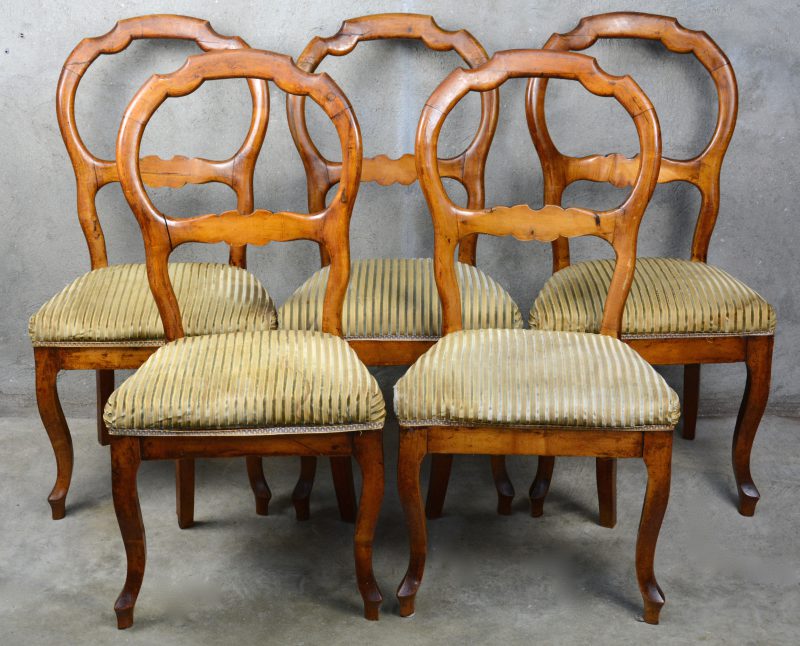 Een reeks van vijf Engelse mahoniehouten stoelen.