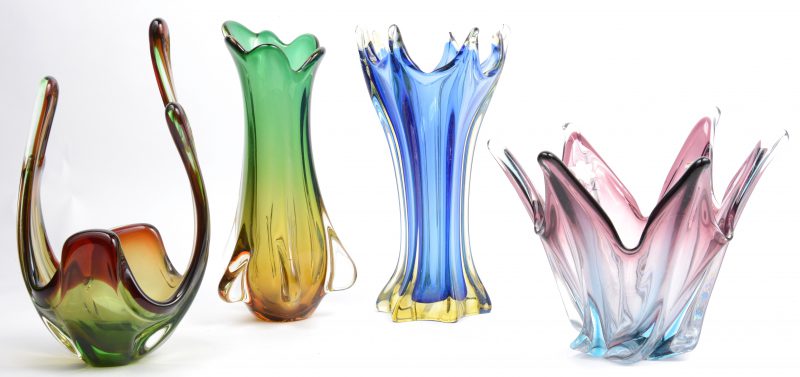 Een lot van vier verschillende vazen van meerkleurig Italiaans glaspasta. Eén gemerkt.