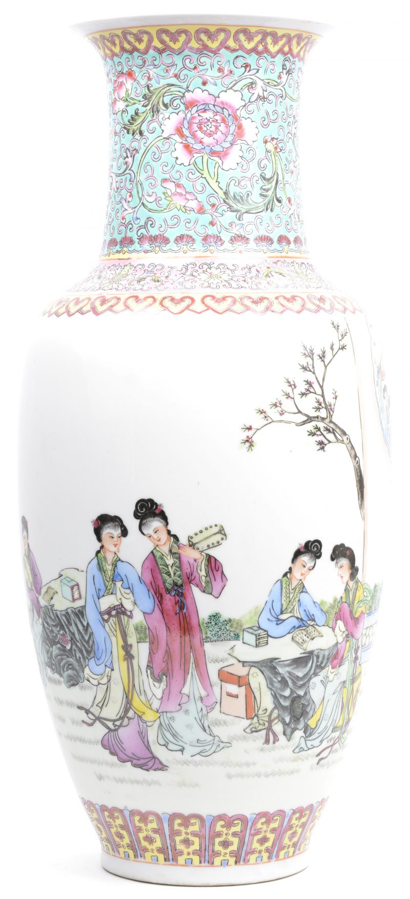 Een balustervaas van Chinees porselein met een meerkleurig decor van edele dames in een tuin. Onderaan gemerkt.
