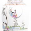 Een balustervaas van Chinees porselein met een meerkleurig decor van edele dames in een tuin. Onderaan gemerkt.