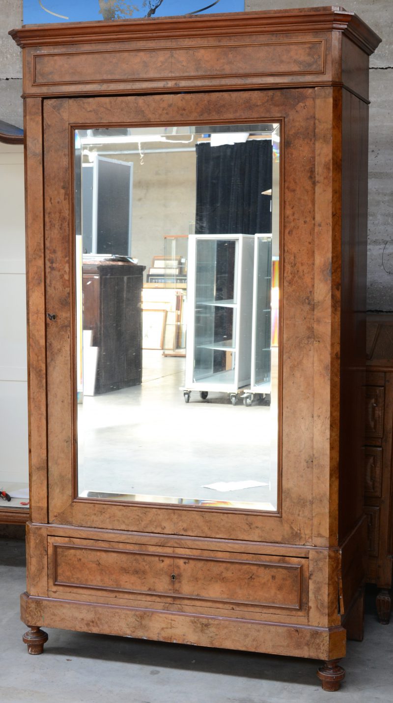 Een garderobe van notenfineer met een spiegeldeur en een lade.