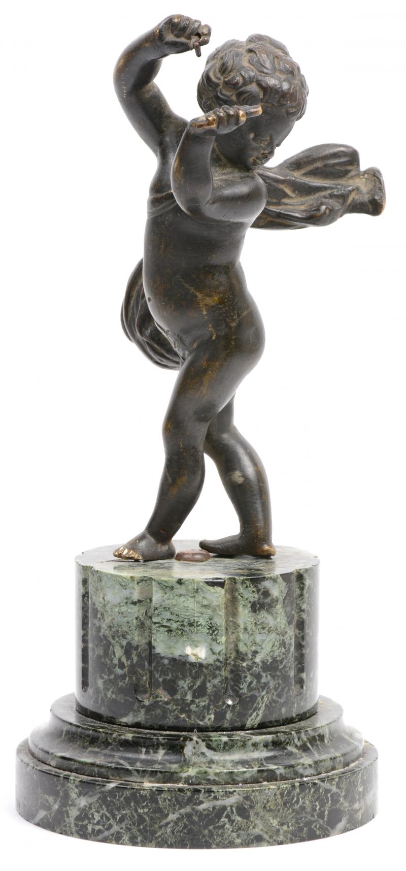 “Dansende putto”. Een brozen beeldje op een groen marmeren sokkeltje. Vroeg XIXe eeuw.