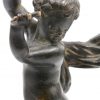 “Dansende putto”. Een brozen beeldje op een groen marmeren sokkeltje. Vroeg XIXe eeuw.