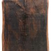 Een antiek gepolychromeerd houtsnijwerk met een voorstelling van een schoenmaker. Elzas.